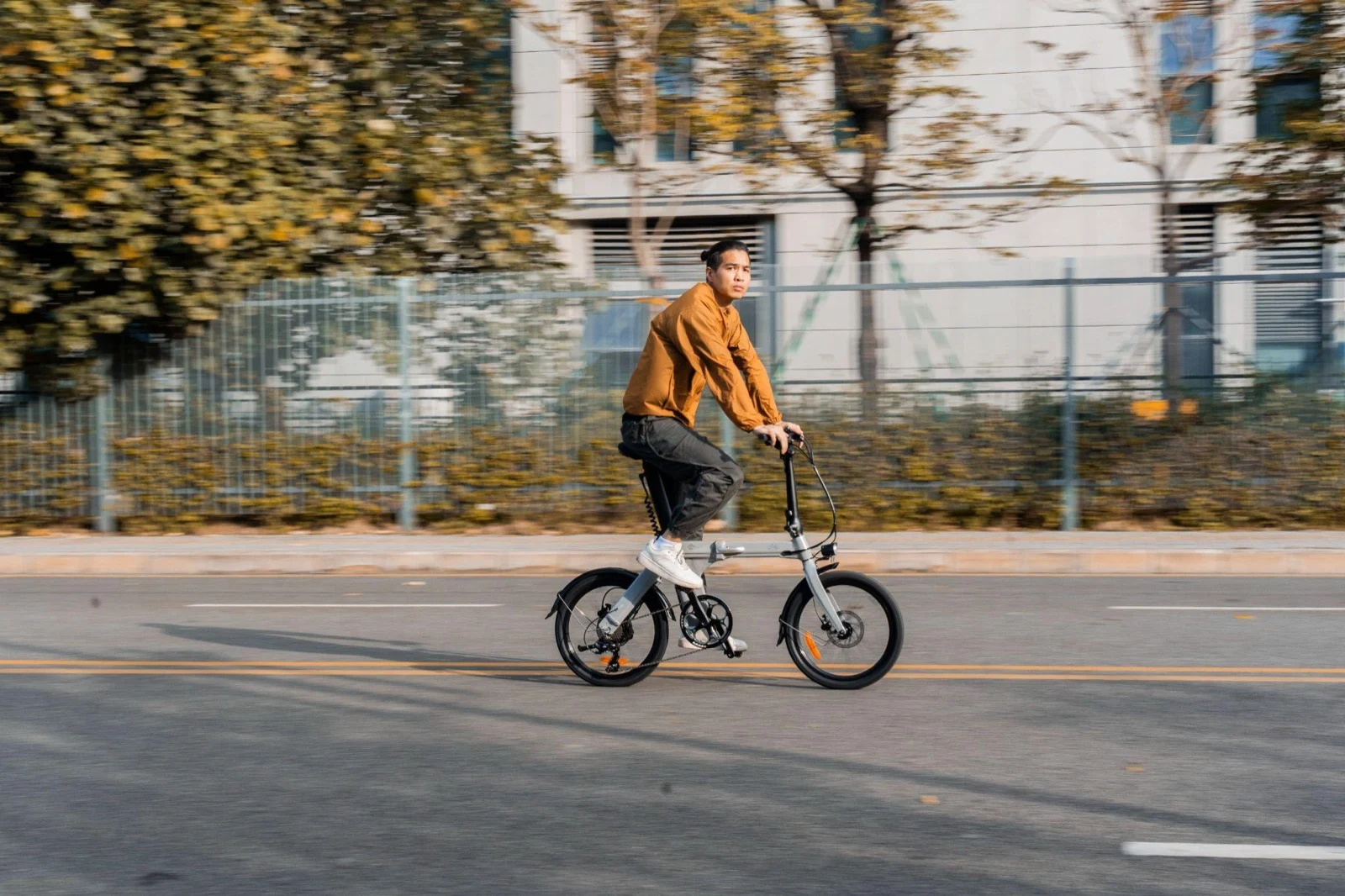 Cycliste sur un vélo électrique pliant en ville