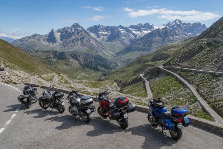 Motos de tourisme garées sur une route de montagne lors d'une balade organisée